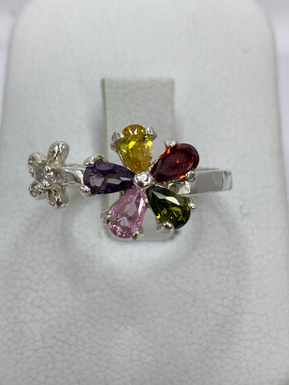 Detalle de las flores de plata con circonia brillante bajo la luz