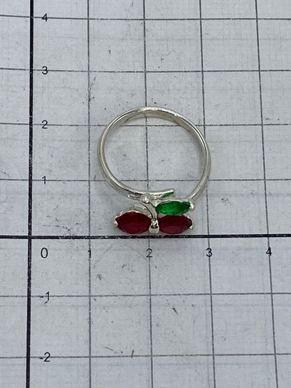Anillo cereza en la mano mostrando el brillo y fuego de las circonia rojas