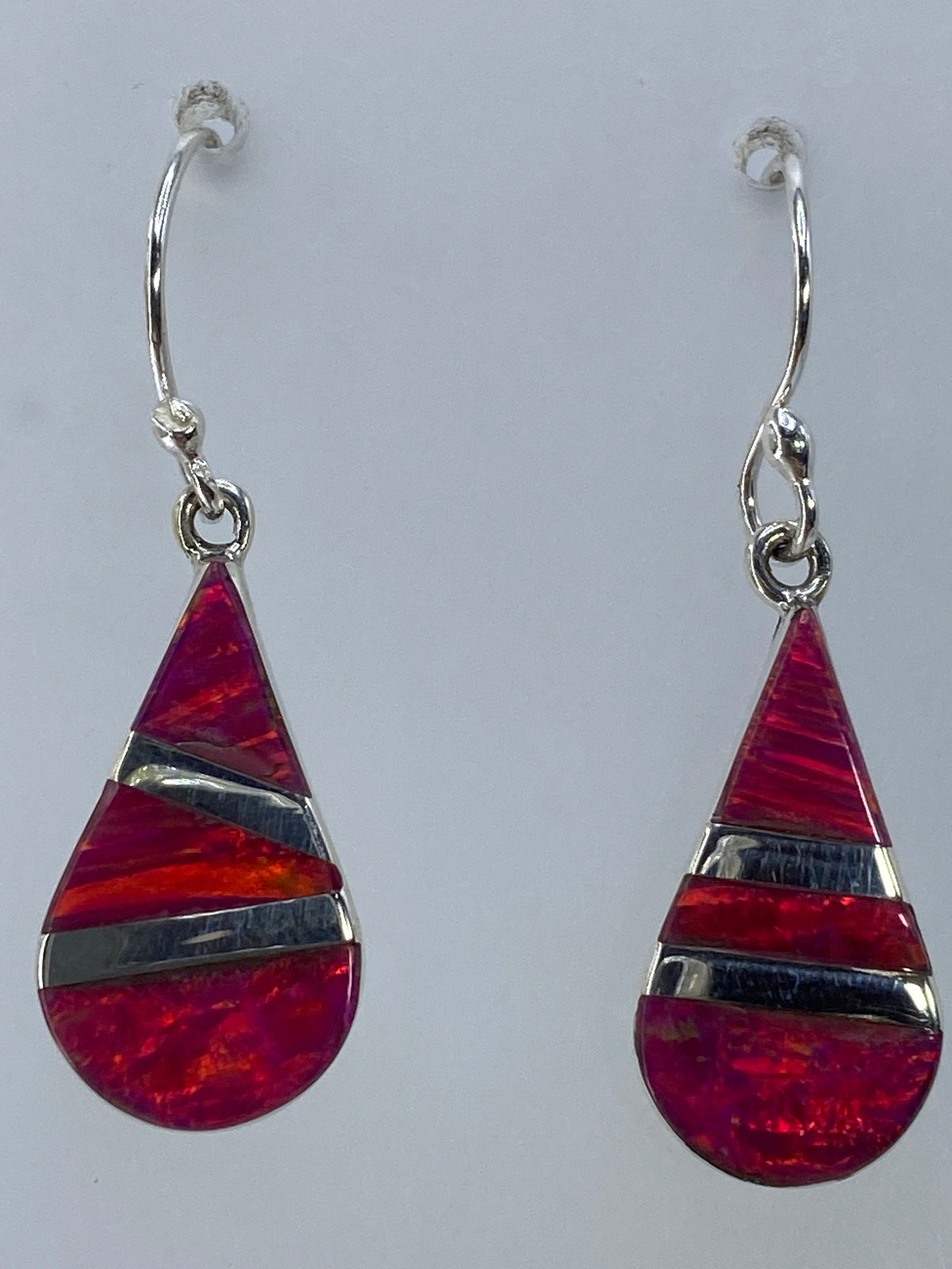 Par de aretes en plata 950 con incrustación de piedra ópalo rosa