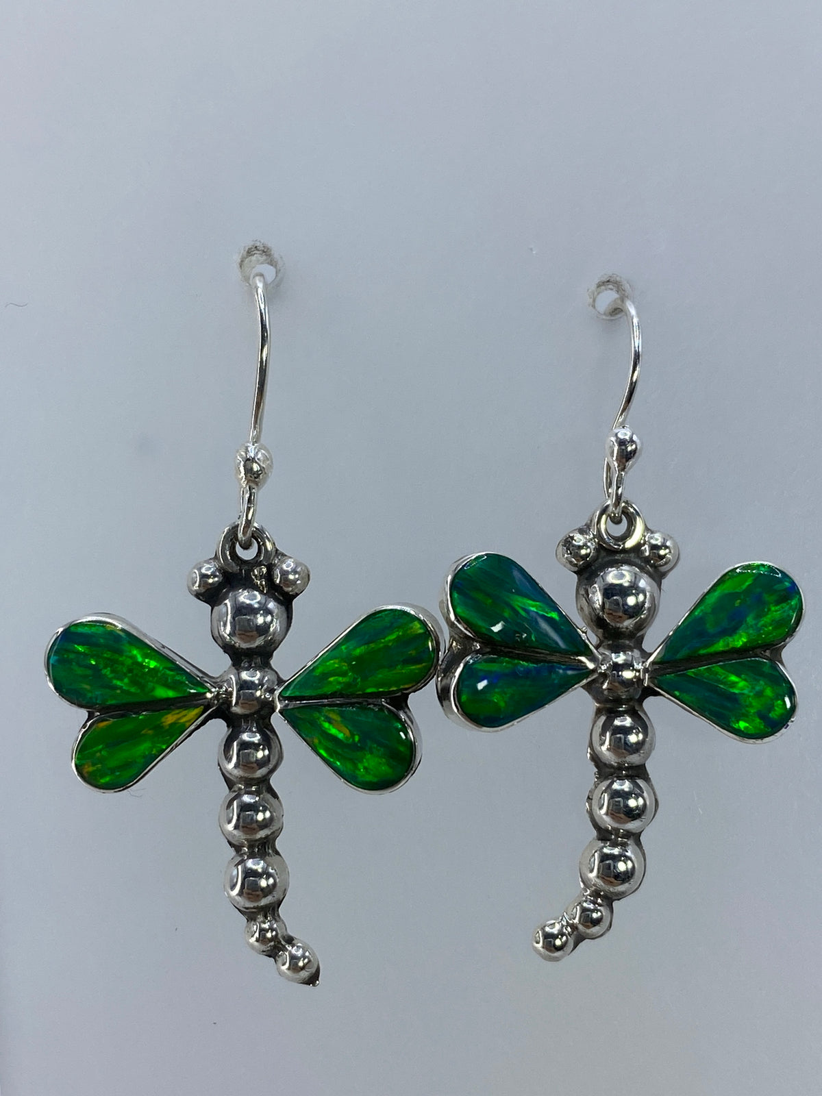 Par de aretes de plata con ópalo de fuego verde engastado en estilo libélula