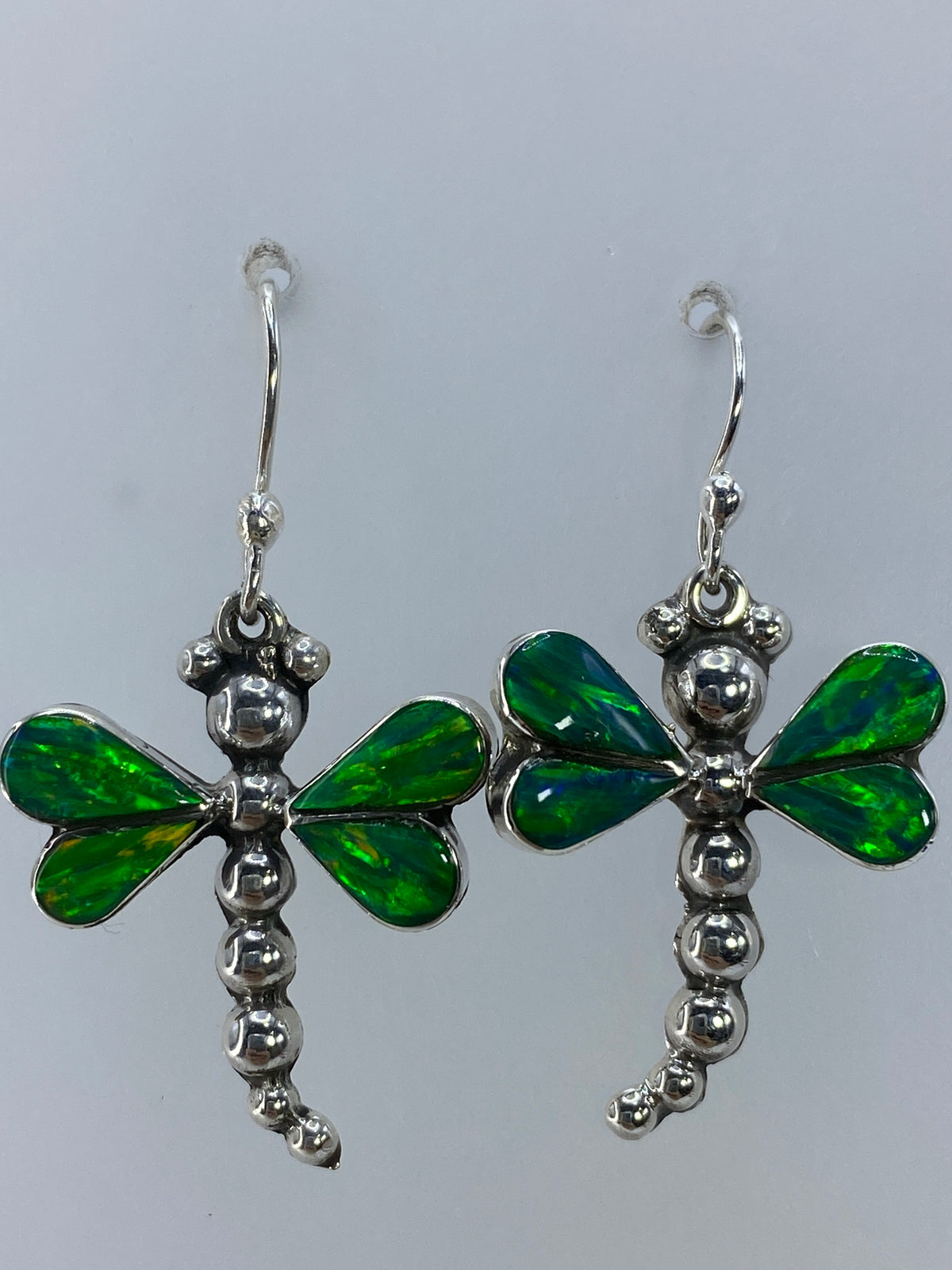 Aretes sobre medidor de centímetros mostrando 3.1 cm de largo