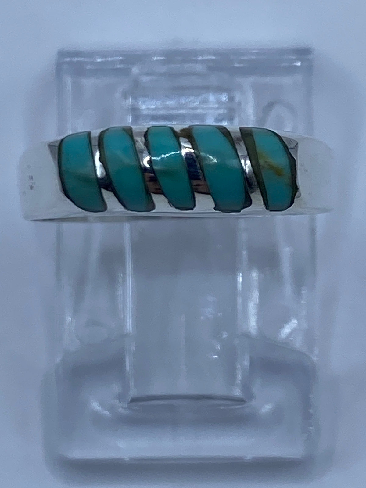 Anillo de plata 925 con cinco rectángulos de turquesa azul cielo engastados a mano en la mano de una persona