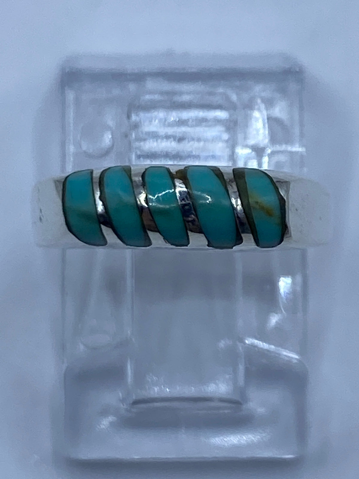Detalle lateral del anillo en plata 925 con el Quinto y la turquesa azul cielo