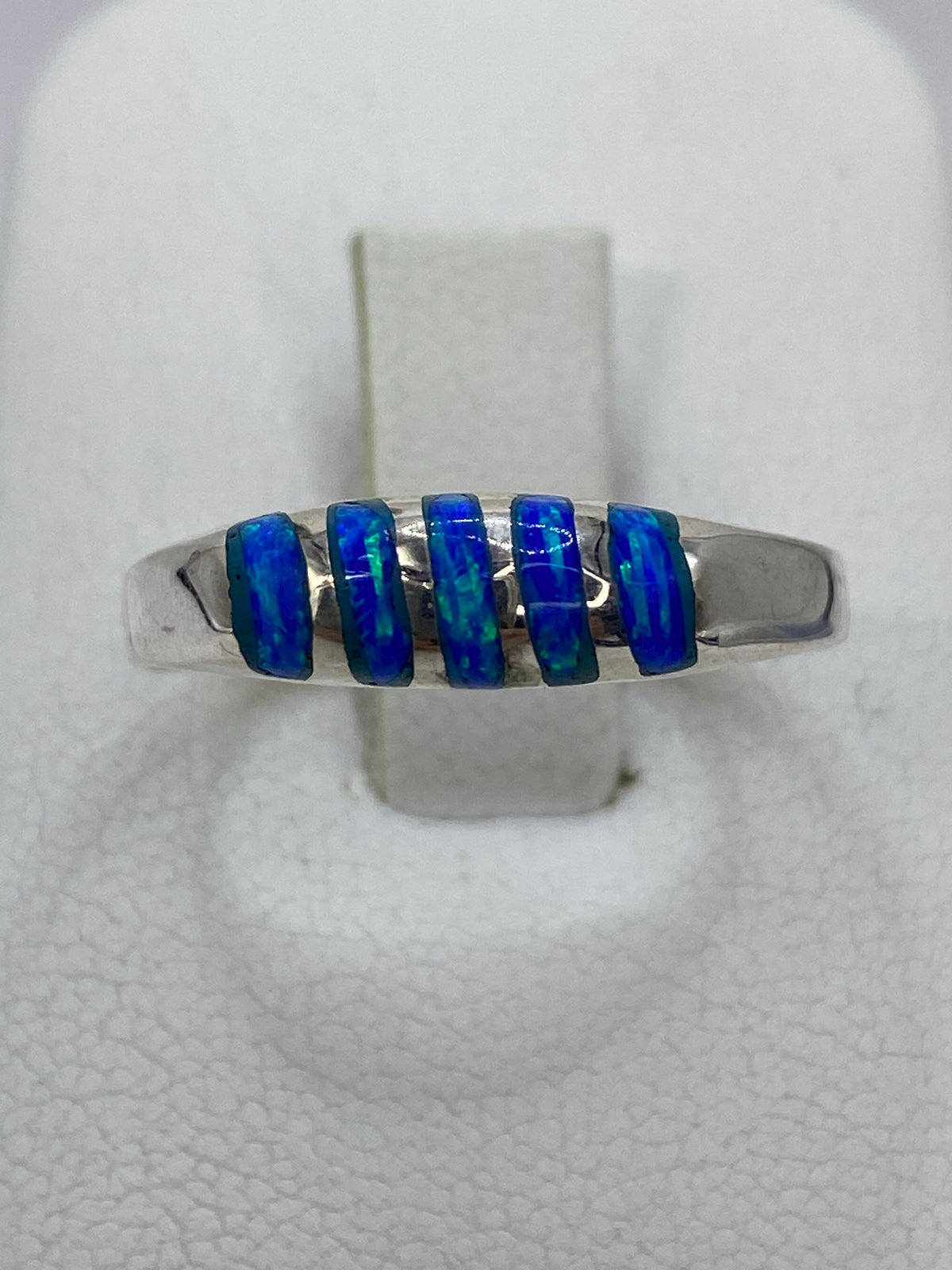 Anillo de plata 925 con ópalo de fuego engastado en la mano de una mujer