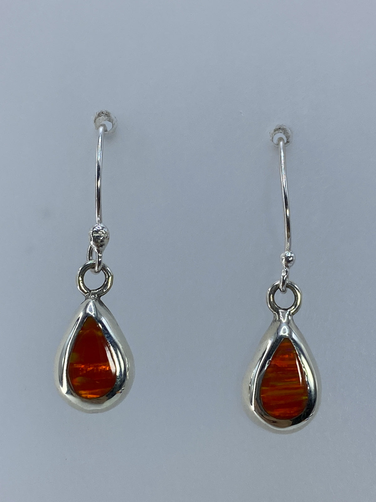 Detalle del ópalo de Fuego naranja en el engaste de plata 925