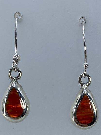 Aretes de plata con piedra ópalo sobre regla de centímetros mostrando 3 cm de largo