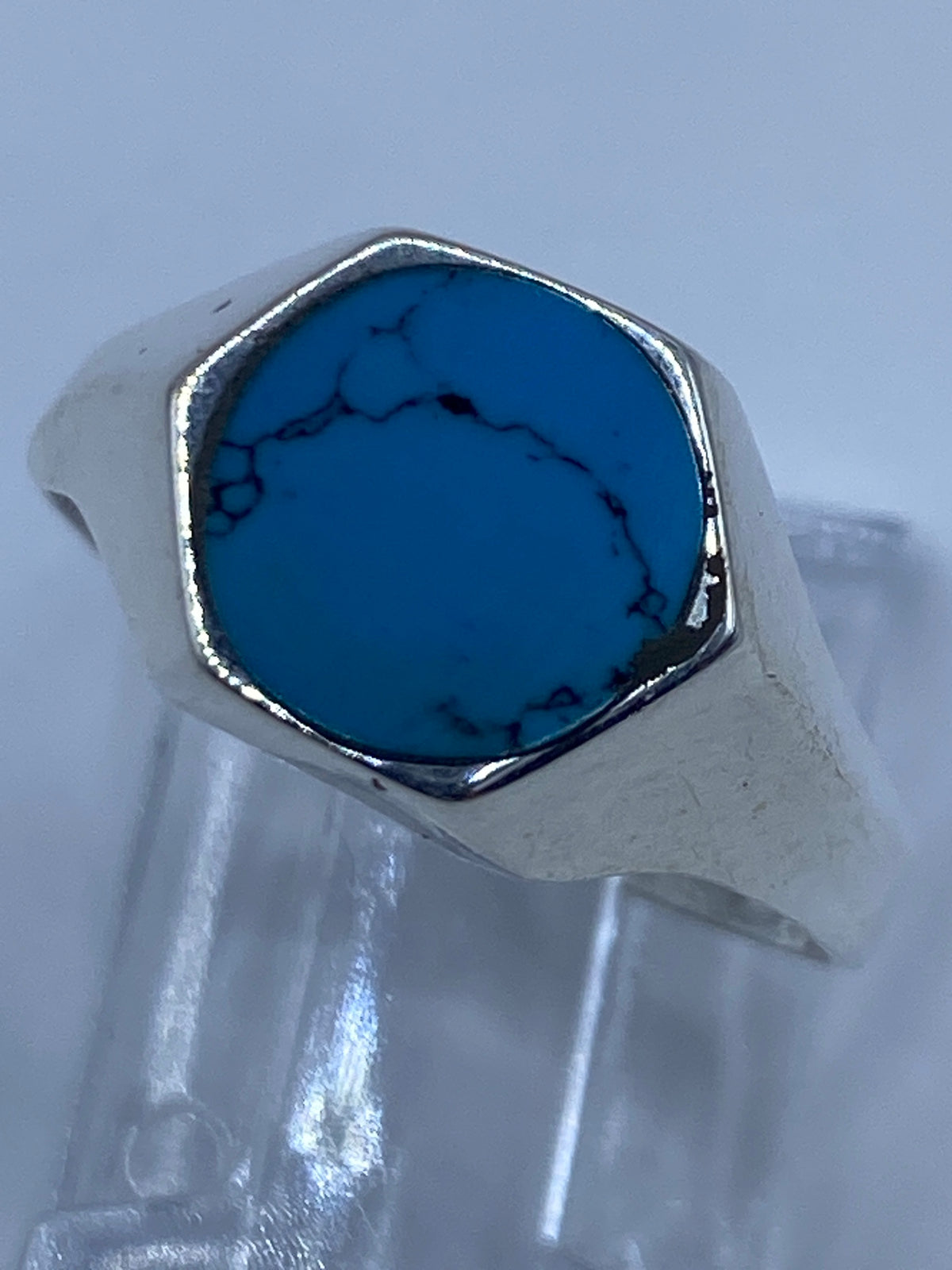 Anillo de turquesa puesto en dedo, mostrando el color radiante de la piedra