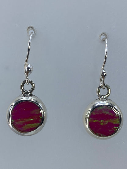 Aretes de plata con ópalo de fuego verde olivo, vistos de frente