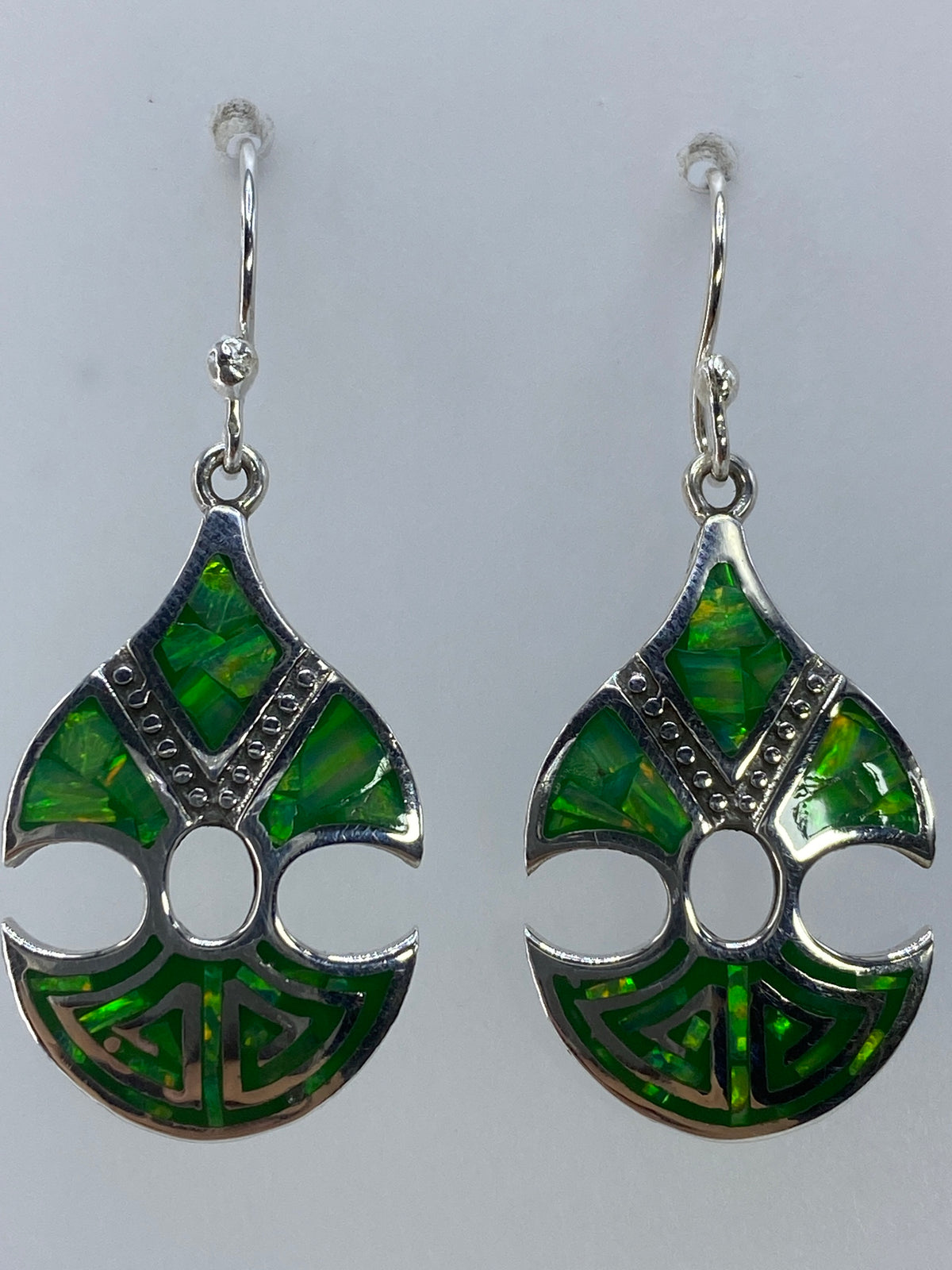 Aretes colgando mostrando el largo de 3.7 cm y el brillo verde del ópalo