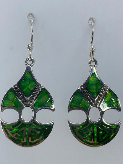 Aretes colgando mostrando el largo de 3.7 cm y el brillo verde del ópalo