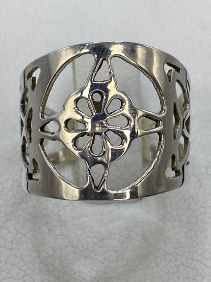 Anillo de plata calado con motivo Nudo de Bruja en la mano de una mujer