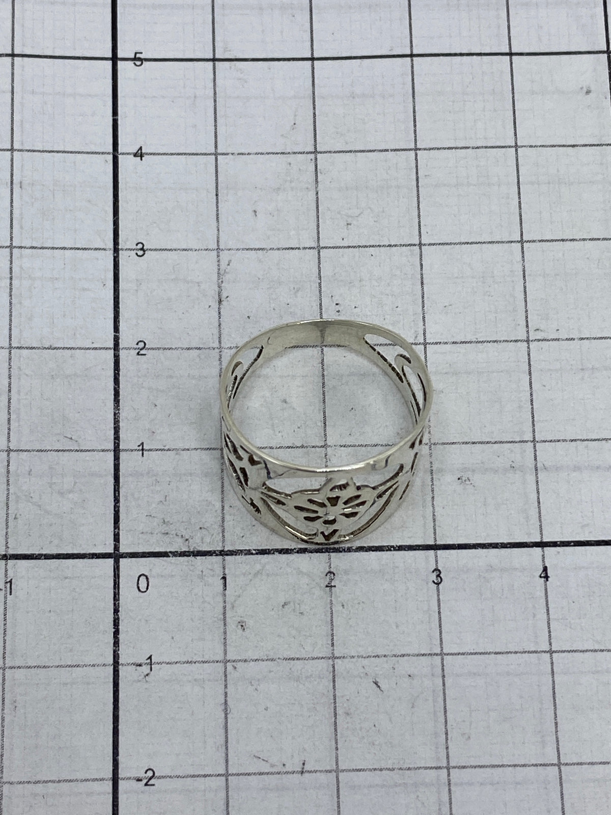 Anillo sobre fondo blanco mostrando el Quinto 925 y el trabajo de calado