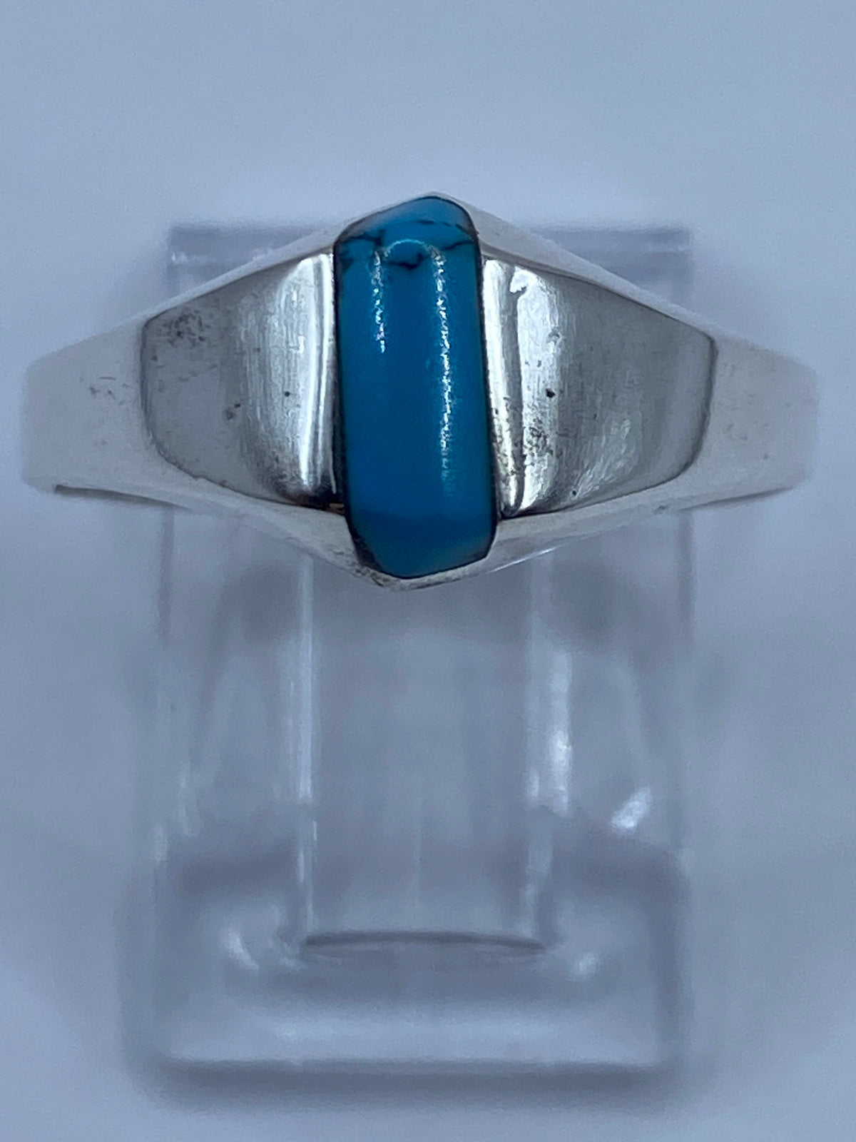 Anillo de plata con turquesa azul cielo engastada a mano, visto de frente