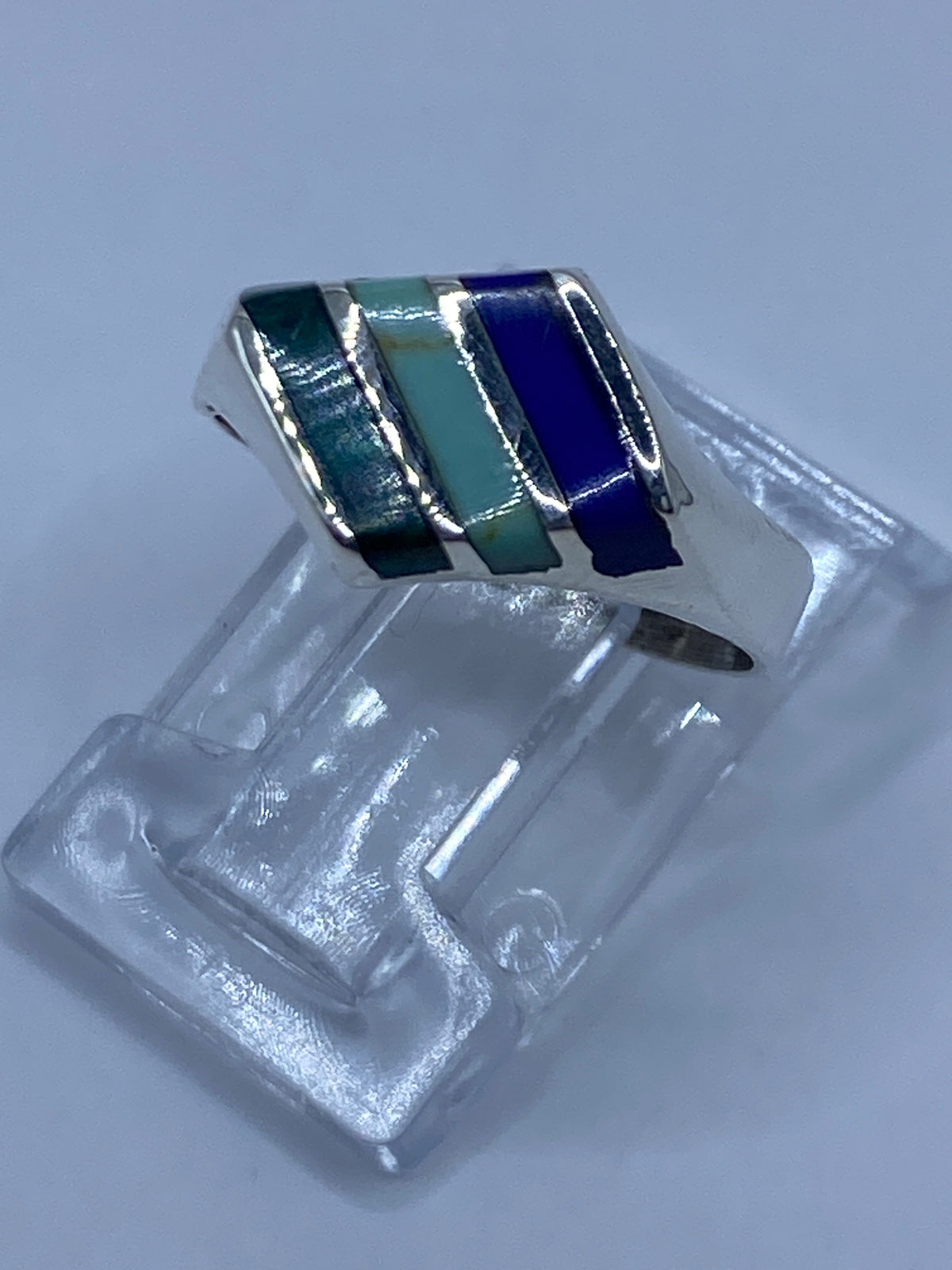 Vista lateral del anillo mostrando la incrustación de turquesa y malaquita en plata 925