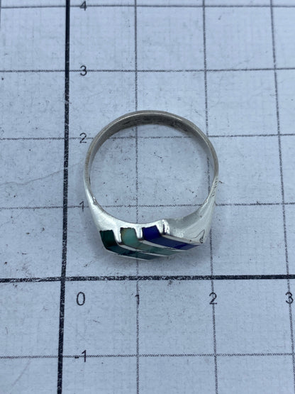 Anillo en la mano mostrando el tamaño real y el acabado pulido