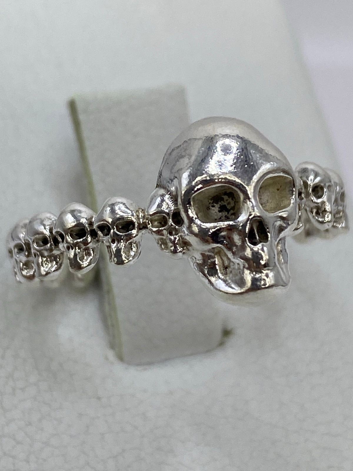 Vista frontal del anillo calavera de Taxco mostrando los detalles de fundición