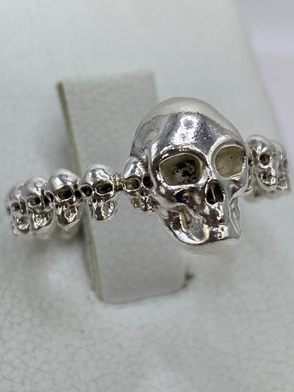 Vista frontal del anillo calavera de Taxco mostrando los detalles de fundición