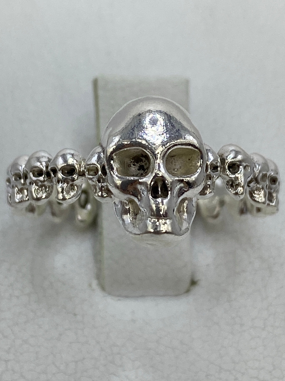 Detalle de las calaveras miniatura que rodean la calavera central