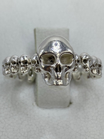 Detalle de las calaveras miniatura que rodean la calavera central
