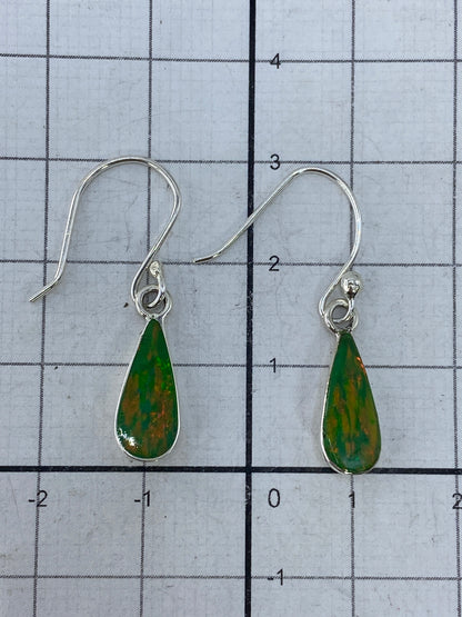 Aretes sobre fondo blanco, midiendo 3 cm de largo — vista de frente
