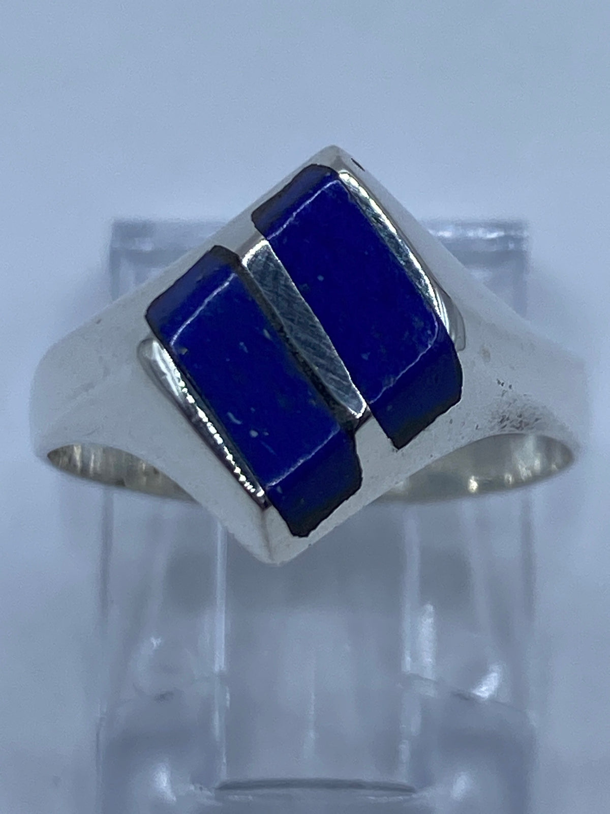 Anillo sobre medidor de centímetros mostrando tamaño y proporción del lapislázuli
