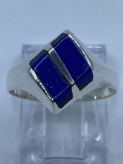 Anillo sobre medidor de centímetros mostrando tamaño y proporción del lapislázuli