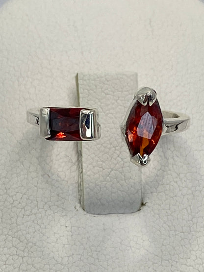 Anillo de plata en la mano de una mujer, con la circonia en primer plano
