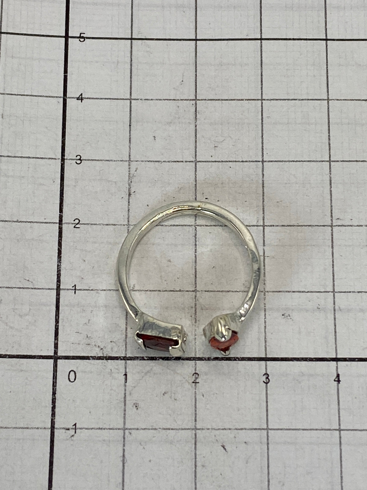 Anillo sobre fondo blanco mostrando el Quinto 925 y el acabado pulido