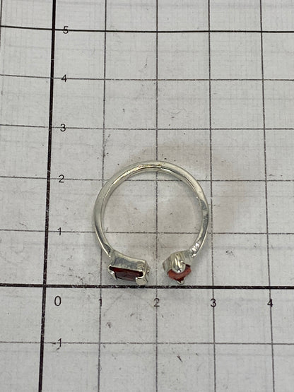 Anillo sobre fondo blanco mostrando el Quinto 925 y el acabado pulido
