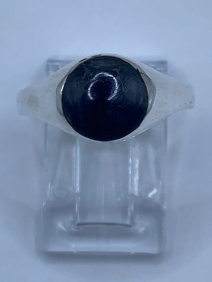 Anillo de plata 925 con lapislázuli azul engastado a mano, visto de frente