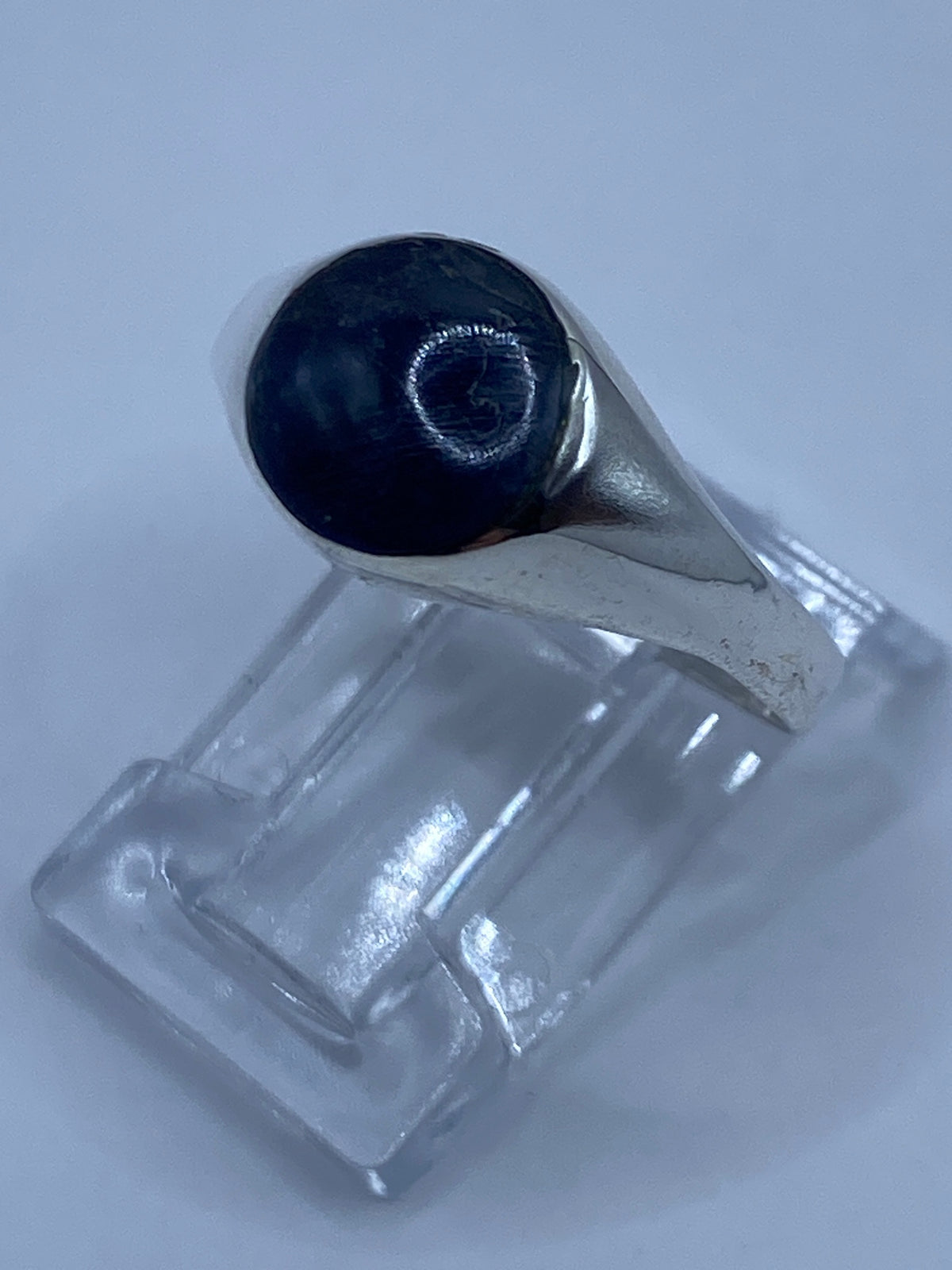 Anillo de plata en lapislázuli puesto en mano, mostrando el color azul profundo de la piedra