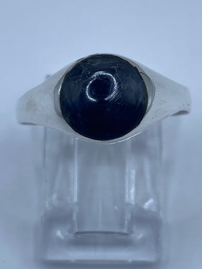 Detalle lateral del anillo de lapislázuli con Quinto 925 grabado