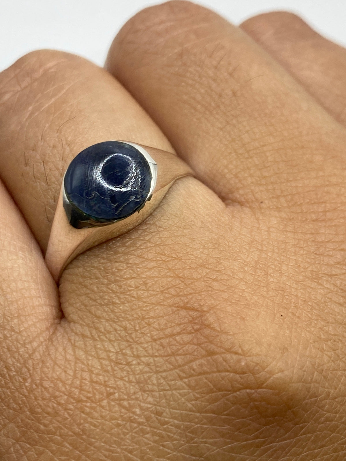 Anillo sobre escala de peso mostrando los 3.9 gramos del anillo completo