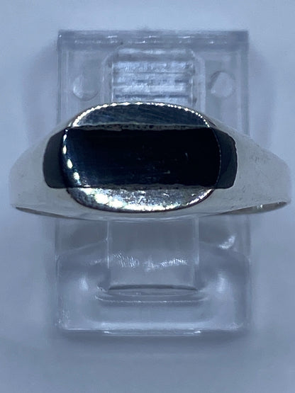 Anillo en dedo mostrando el ónix negro brillante