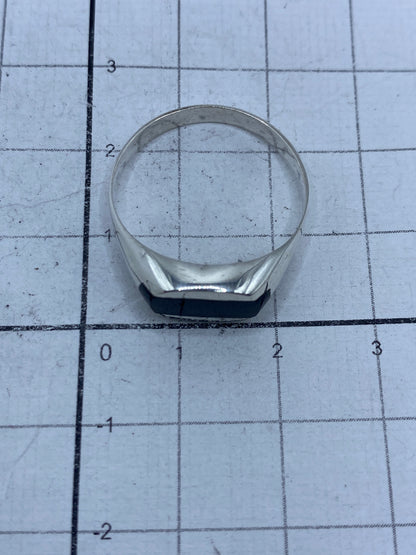 Anillo sobre fondo blanco con marca del Quinto 925
