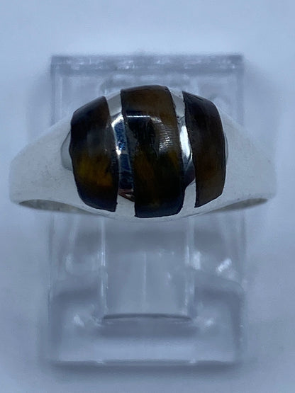 Anillo de plata 925 con ojo de tigre café en la mano