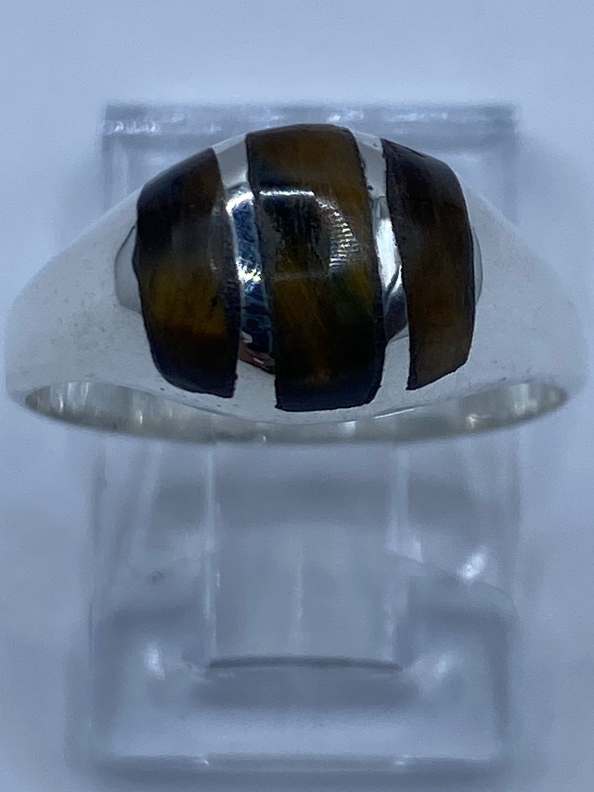 Anillo visto de frente mostrando el brillo y reflejos del ojo de tigre