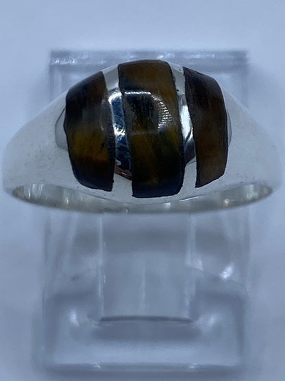 Anillo visto de frente mostrando el brillo y reflejos del ojo de tigre