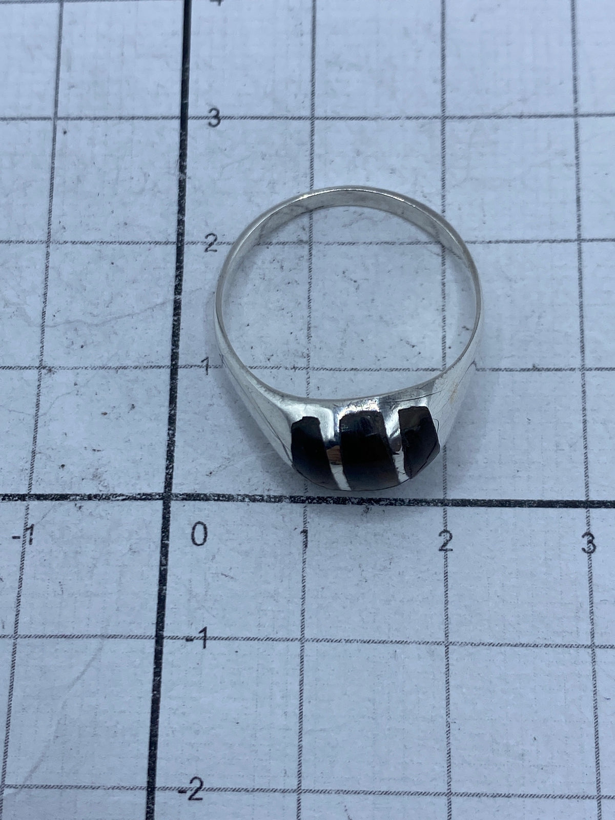 Anillo sobre fondo blanco con el Quinto 925 visible