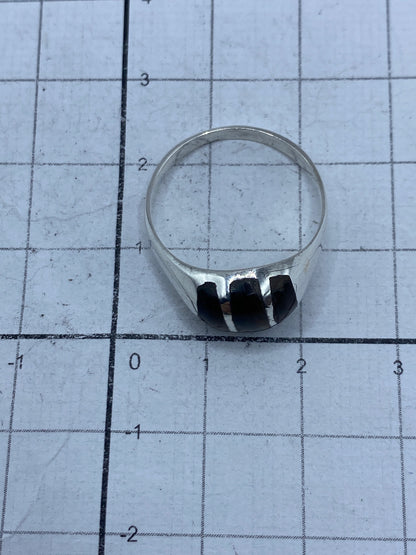 Anillo sobre fondo blanco con el Quinto 925 visible