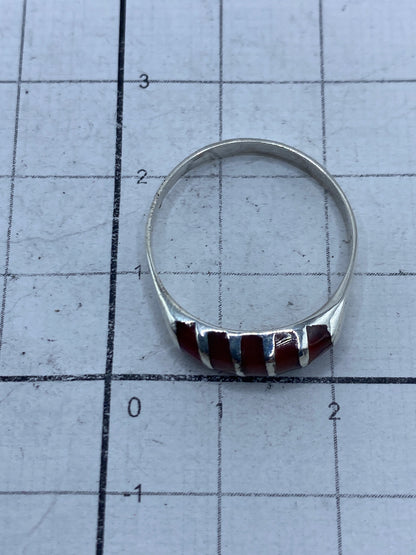Anillo sobre fondo blanco con marca de Quinto 925 visible