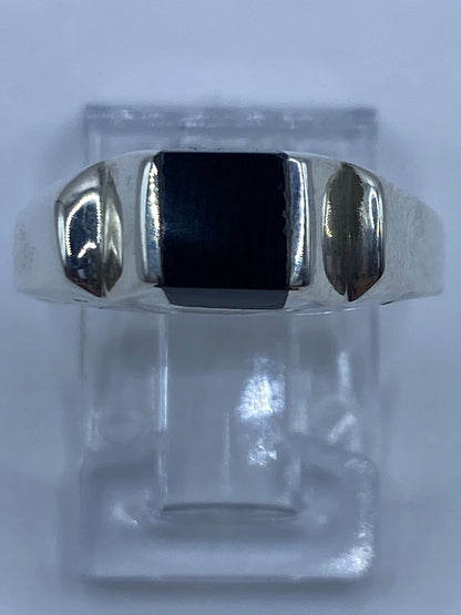 Anillo en la mano mostrando el tamaño y brillo del ónix pulido