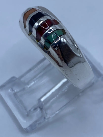 Anillo en la mano mostrando el engaste de las tres piedras combinadas
