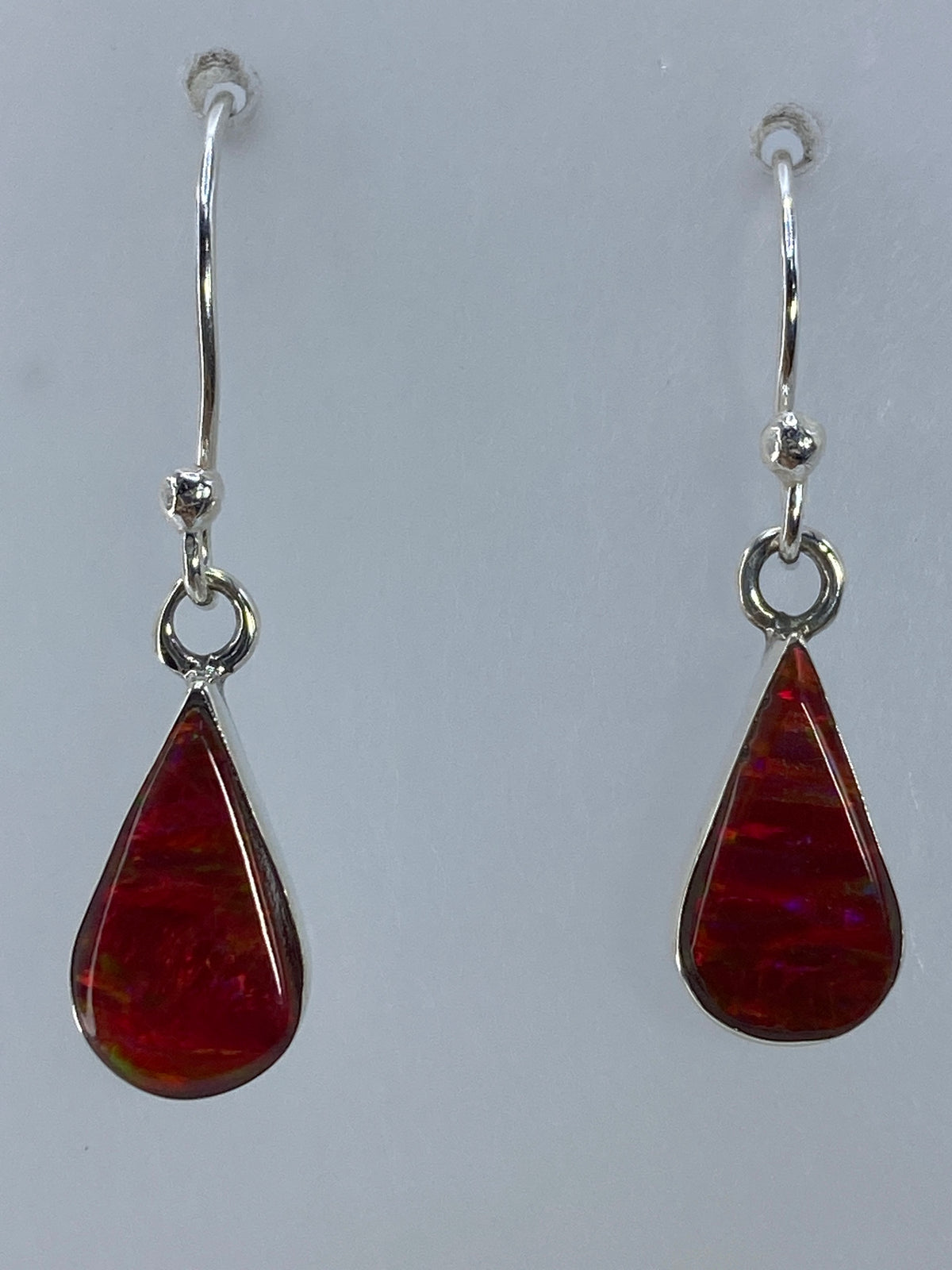 Par de aretes con ópalo de fuego rojo engastado en plata 950, ganchos colgantes