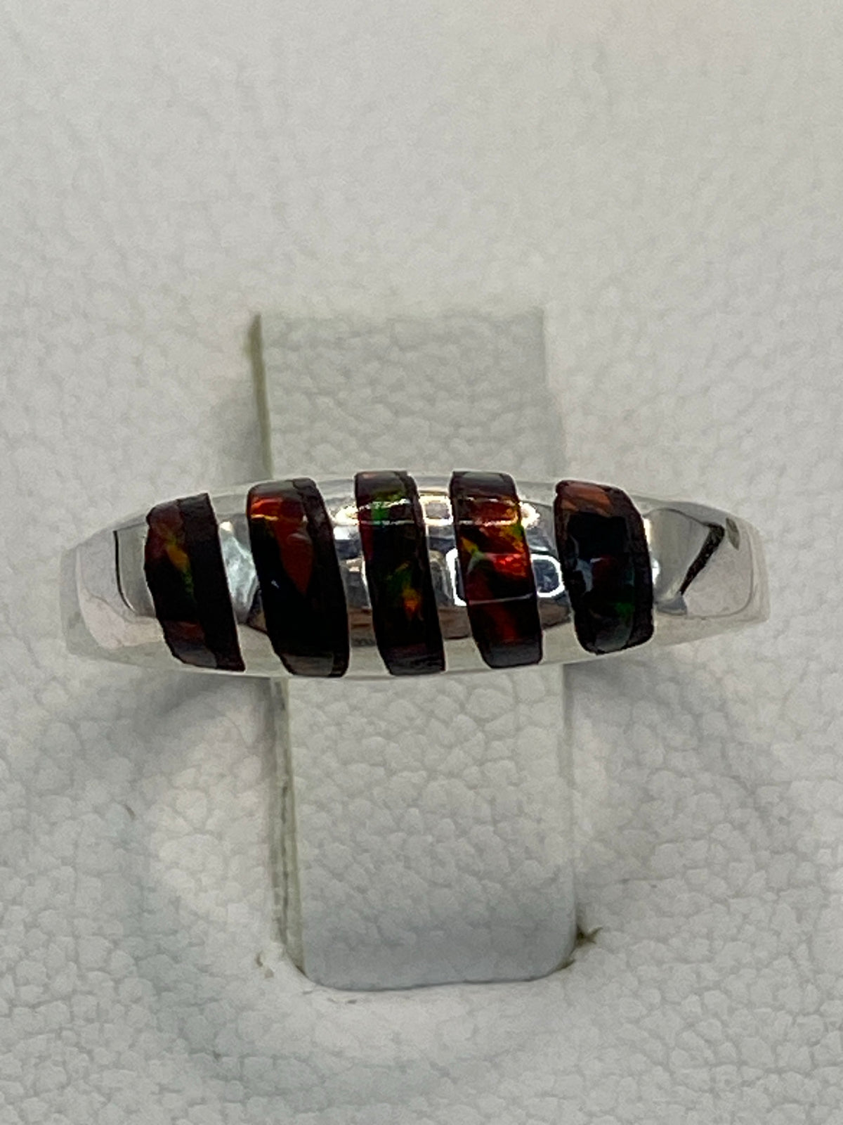 Detalle del ópalo de fuego con destellos rojo, naranja y verde