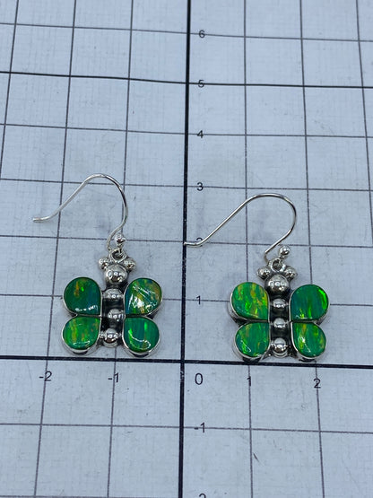 Aretes sobre fondo blanco con el Quinto 925 visible en la plata