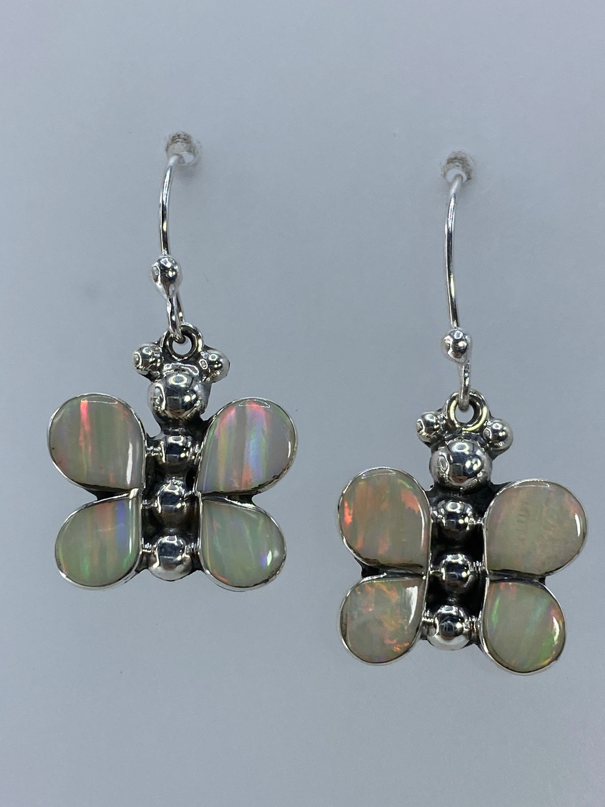Par de aretes de plata con ópalo de fuego multicolor en tonos rojo, naranja y dorado