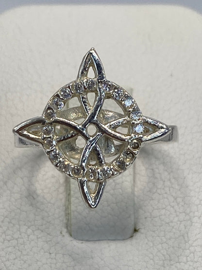 Anillo de plata calado con micro-circonia blanca en talla 6, vista frontal en blanco