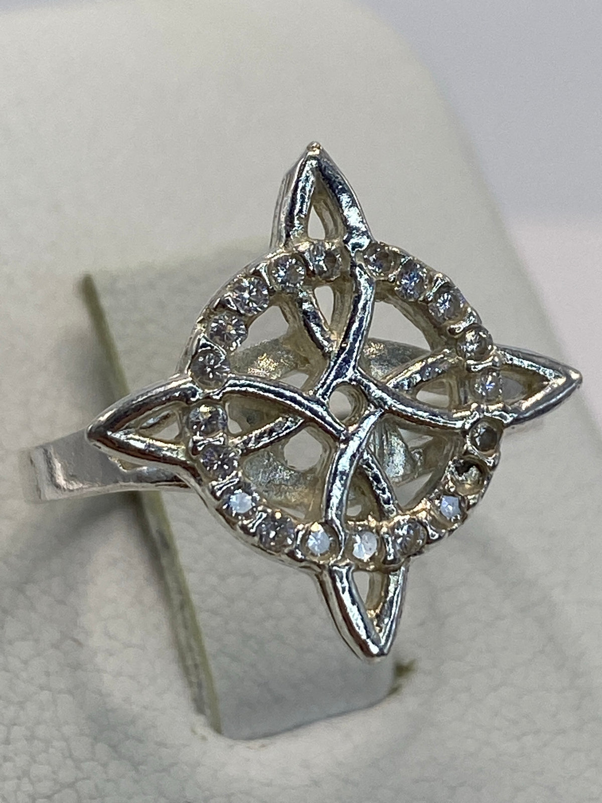 Detalle del patrón de calado y micro-circonia blanca engastada