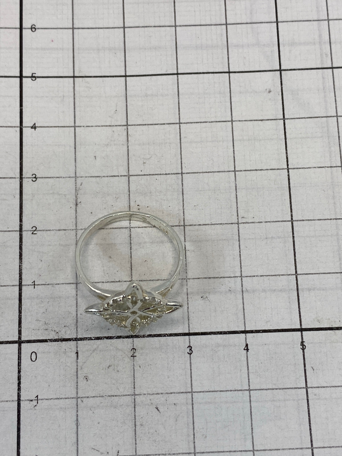 Anillo sobre fondo blanco mostrando el Quinto 925 en la banda interior